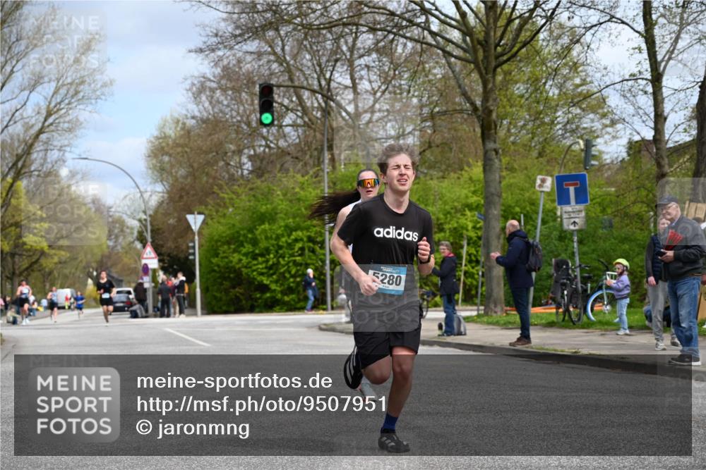 12.04.2026 - 45. Internationalen Wilhelmsburger Insellauf J. Mangold http://msf.ph/oto/9507951 12.04.2026 12:50:05 Ziel 5527, 4505, 5146, 5280, 5483, 2734, 5601, 5659, 5678 meine-sportfotos.de