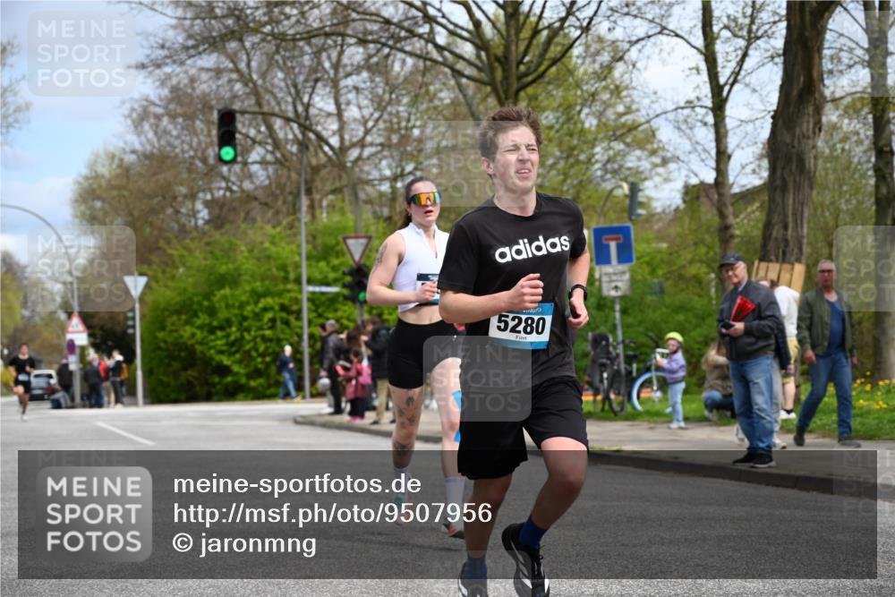 12.04.2026 - 45. Internationalen Wilhelmsburger Insellauf J. Mangold http://msf.ph/oto/9507956 12.04.2026 12:50:05 Ziel 5527, 4505, 5146, 5280, 5483, 2734, 5601, 5659, 5678 meine-sportfotos.de