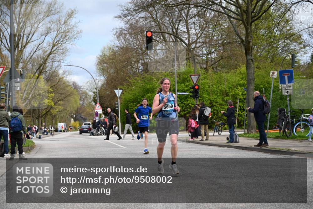 12.04.2026 - 45. Internationalen Wilhelmsburger Insellauf J. Mangold http://msf.ph/oto/9508002 12.04.2026 12:50:18 Ziel 5280, 5483, 2734, 5601, 5659, 5678, 5530, 5825, 5411 meine-sportfotos.de