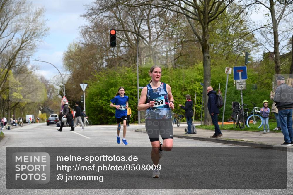 12.04.2026 - 45. Internationalen Wilhelmsburger Insellauf J. Mangold http://msf.ph/oto/9508009 12.04.2026 12:50:19 Ziel 5280, 5483, 2734, 5601, 5659, 5678, 5530, 5825, 5411 meine-sportfotos.de