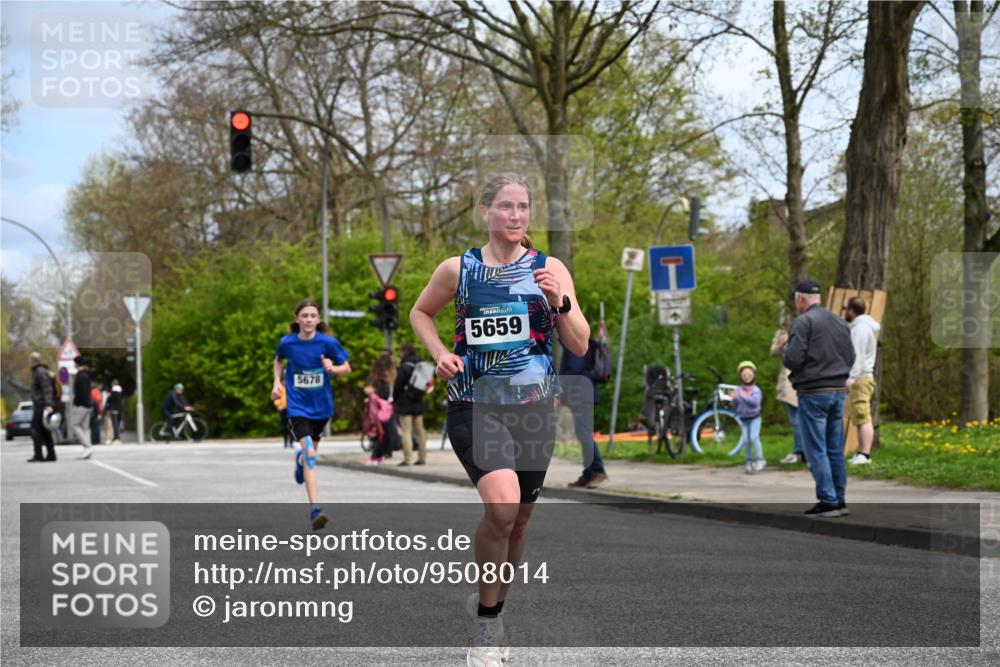 12.04.2026 - 45. Internationalen Wilhelmsburger Insellauf J. Mangold http://msf.ph/oto/9508014 12.04.2026 12:50:19 Ziel 5280, 5483, 2734, 5601, 5659, 5678, 5530, 5825, 5411 meine-sportfotos.de