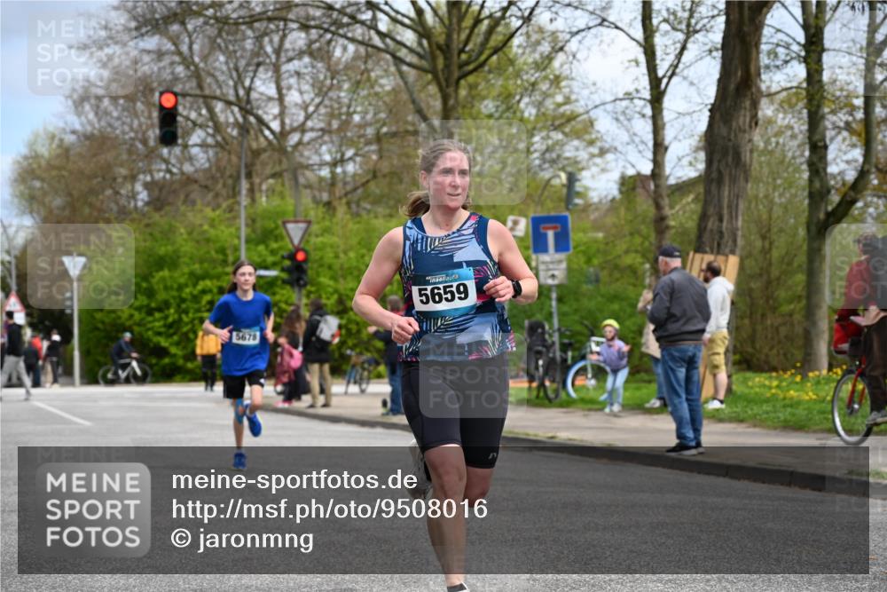 12.04.2026 - 45. Internationalen Wilhelmsburger Insellauf J. Mangold http://msf.ph/oto/9508016 12.04.2026 12:50:19 Ziel 5280, 5483, 2734, 5601, 5659, 5678, 5530, 5825, 5411 meine-sportfotos.de
