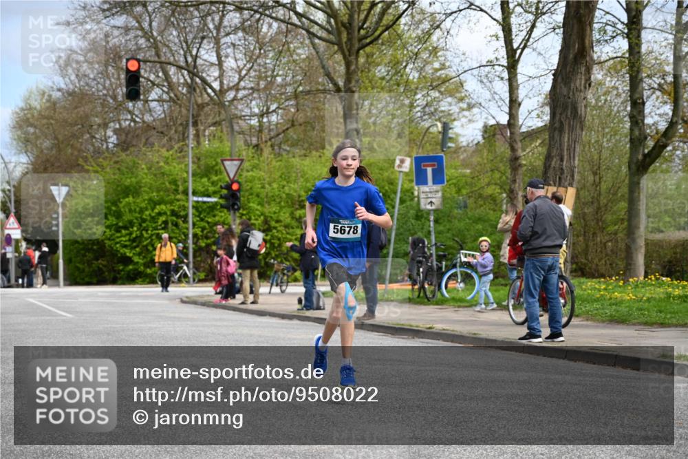 12.04.2026 - 45. Internationalen Wilhelmsburger Insellauf J. Mangold http://msf.ph/oto/9508022 12.04.2026 12:50:21 Ziel 5483, 2734, 5601, 5659, 5678, 5530, 5825, 5411 meine-sportfotos.de