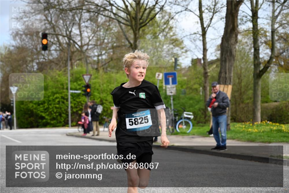 12.04.2026 - 45. Internationalen Wilhelmsburger Insellauf J. Mangold http://msf.ph/oto/9508067 12.04.2026 12:50:53 Ziel 5530, 5825, 5411, 4282, 3982, 3925, 5595, 2959, 5860 meine-sportfotos.de