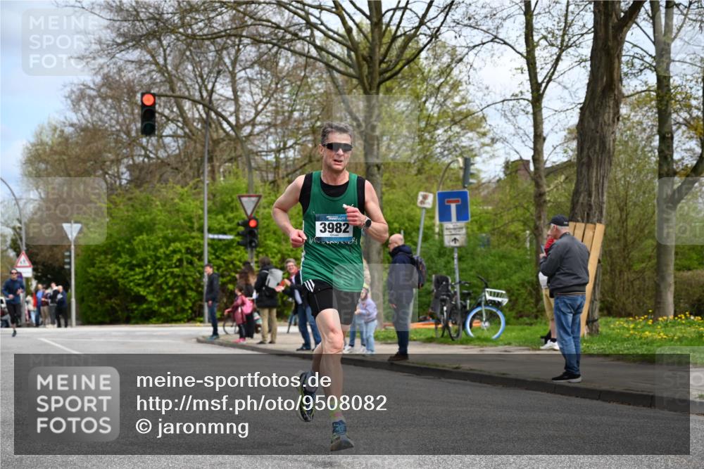 12.04.2026 - 45. Internationalen Wilhelmsburger Insellauf J. Mangold http://msf.ph/oto/9508082 12.04.2026 12:51:07 Ziel 4282, 3982, 3925, 5595, 5595, 2959, 5860, 4110, 5307 meine-sportfotos.de
