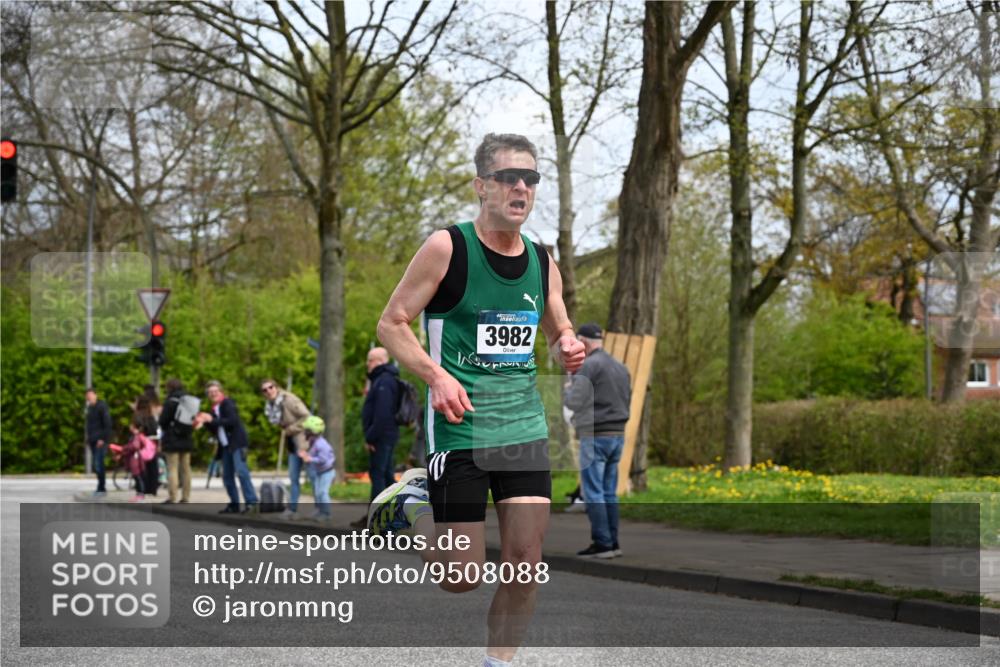 12.04.2026 - 45. Internationalen Wilhelmsburger Insellauf J. Mangold http://msf.ph/oto/9508088 12.04.2026 12:51:08 Ziel 4282, 3982, 3925, 5595, 2959, 5860, 4110, 5307, 5809 meine-sportfotos.de