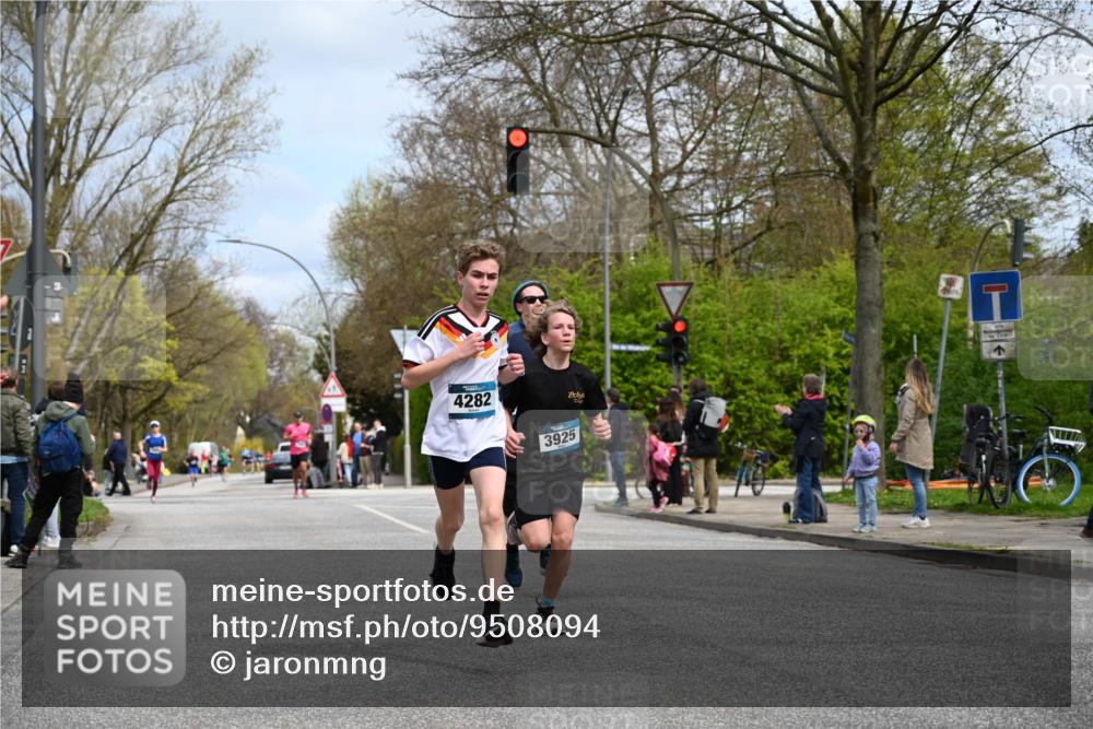 12.04.2026 - 45. Internationalen Wilhelmsburger Insellauf J. Mangold http://msf.ph/oto/9508094 12.04.2026 12:51:13 Ziel 4282, 3982, 3925, 5595, 2959, 2959, 5860, 4110, 5307, 5809, 5326, 2787, 5627 meine-sportfotos.de