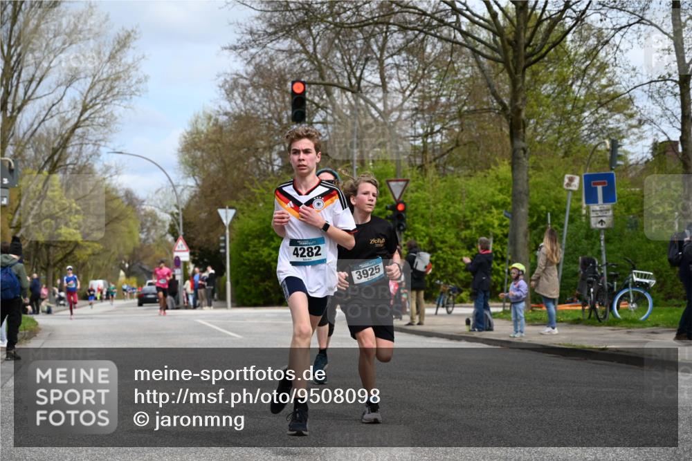 12.04.2026 - 45. Internationalen Wilhelmsburger Insellauf J. Mangold http://msf.ph/oto/9508098 12.04.2026 12:51:13 Ziel 4282, 3982, 3925, 5595, 2959, 2959, 5860, 4110, 5307, 5809, 5326, 2787, 5627 meine-sportfotos.de