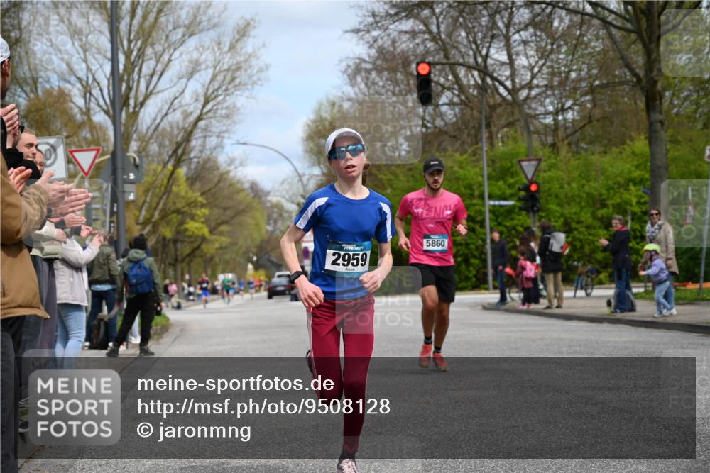 12.04.2026 - 45. Internationalen Wilhelmsburger Insellauf J. Mangold http://msf.ph/oto/9508128 12.04.2026 12:51:21 Ziel 4282, 3982, 3925, 5595, 2959, 5860, 4110, 5307, 4110, 5307, 5809, 5326, 5326, 2787, 5627, 5493, 4560, 2779 meine-sportfotos.de