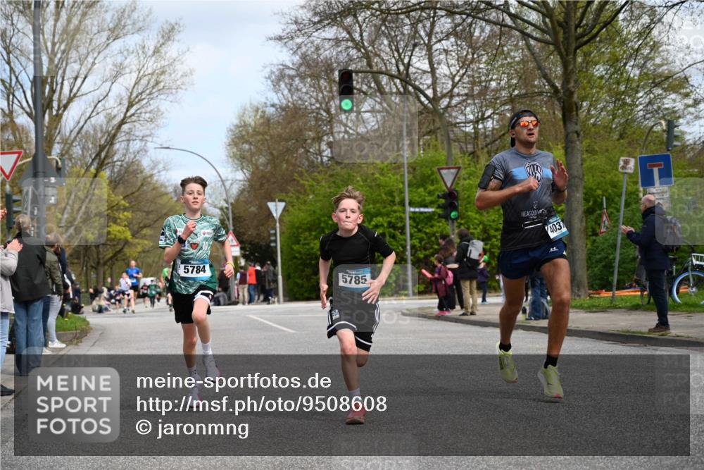 12.04.2026 - 45. Internationalen Wilhelmsburger Insellauf J. Mangold http://msf.ph/oto/9508608 12.04.2026 12:53:50 Ziel 4317, 5227, 3294, 3520, 5143, 5754, 4592, 4455, 4037, 5784, 5785, 4658, 5787, 3254, 5788, 3000, 4823, 5743, 4924, 5630, 5858, 3661, 2852, 2085 meine-sportfotos.de