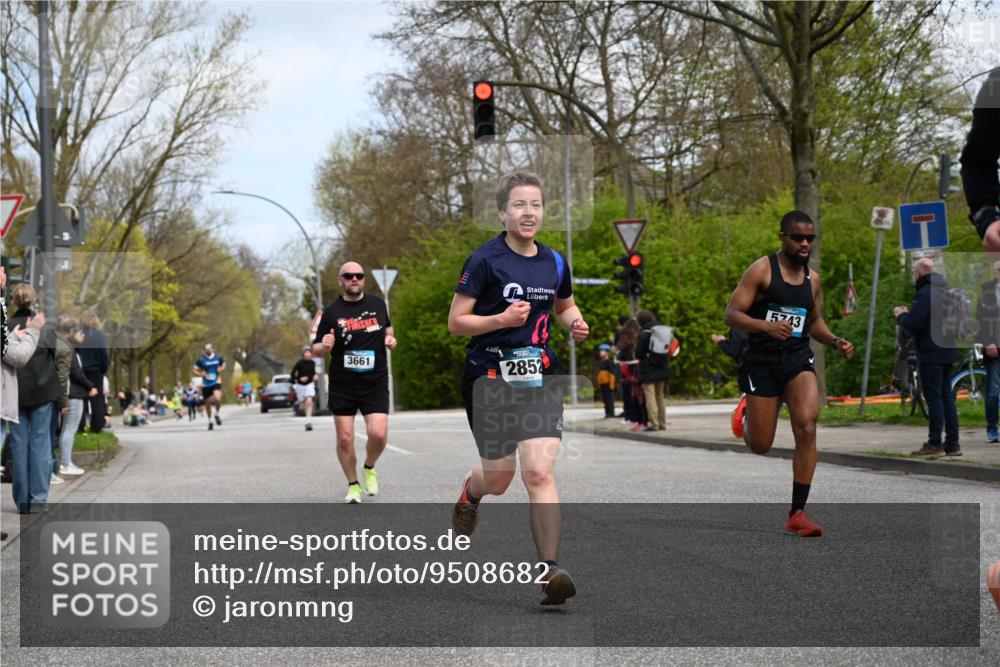 12.04.2026 - 45. Internationalen Wilhelmsburger Insellauf J. Mangold http://msf.ph/oto/9508682 12.04.2026 12:54:12 Ziel 3254, 5788, 3000, 4823, 5743, 4924, 5630, 5858, 3661, 2852, 2085, 5016, 3157, 5283, 3163, 4472, 5478 meine-sportfotos.de