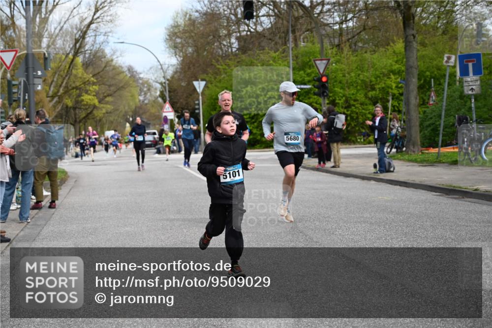 12.04.2026 - 45. Internationalen Wilhelmsburger Insellauf J. Mangold http://msf.ph/oto/9509029 12.04.2026 12:56:13 Ziel 5118, 3404, 2344, 5114, 5255, 4269, 3627, 5133, 5680, 4545, 5101, 4261, 4933, 5131, 5184, 5446, 4859, 5729, 5134, 3620, 4848, 5410, 4168, 4168, 4921, 4922, 4237, 5094, 4835, 5141, 5549, 5163 meine-sportfotos.de
