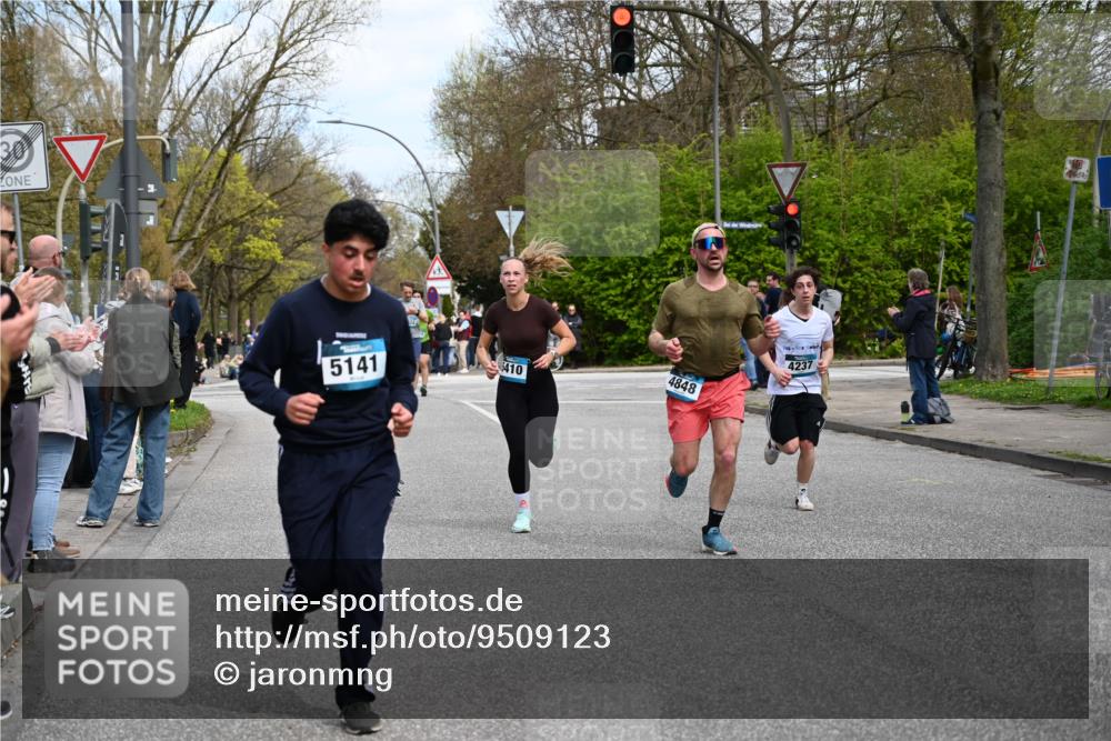 12.04.2026 - 45. Internationalen Wilhelmsburger Insellauf J. Mangold http://msf.ph/oto/9509123 12.04.2026 12:56:32 Ziel 4261, 4933, 5131, 5184, 5446, 4859, 5729, 5134, 3620, 4848, 5410, 4168, 4921, 4922, 4237, 5094, 4835, 5141, 5549, 5163, 5147, 3600, 2491, 3985, 4598, 3921, 5343, 3867, 5500, 5073, 5189, 3287, 4186, 4375 meine-sportfotos.de