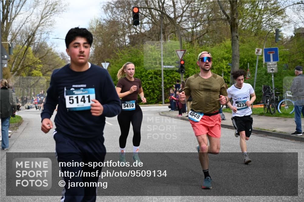 12.04.2026 - 45. Internationalen Wilhelmsburger Insellauf J. Mangold http://msf.ph/oto/9509134 12.04.2026 12:56:33 Ziel 4261, 4933, 5131, 5184, 5446, 4859, 5729, 5134, 3620, 4848, 5410, 4168, 4921, 4922, 4237, 5094, 4835, 5141, 5549, 5163, 5147, 3600, 2491, 3985, 3985, 4598, 3921, 5343, 3867, 5500, 5073, 5189, 3287, 4186, 4375 meine-sportfotos.de