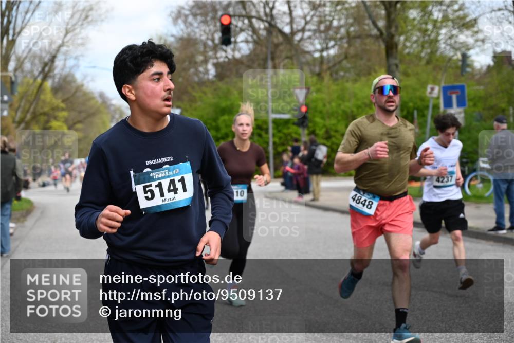 12.04.2026 - 45. Internationalen Wilhelmsburger Insellauf J. Mangold http://msf.ph/oto/9509137 12.04.2026 12:56:33 Ziel 4261, 4933, 5131, 5184, 5446, 4859, 5729, 5134, 3620, 4848, 5410, 4168, 4921, 4922, 4237, 5094, 4835, 5141, 5549, 5163, 5147, 3600, 2491, 3985, 3985, 4598, 3921, 5343, 3867, 5500, 5073, 5189, 3287, 4186, 4375 meine-sportfotos.de