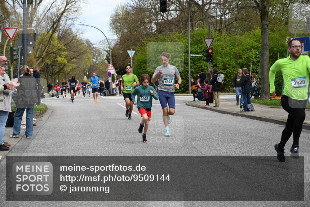 12.04.2026 - 45. Internationalen Wilhelmsburger Insellauf J. Mangold http://msf.ph/oto/9509144 12.04.2026 12:56:36 Ziel 4933, 5131, 5184, 5446, 4859, 5729, 5134, 3620, 4848, 5410, 4168, 4921, 4922, 4237, 5094, 4835, 5141, 5549, 5549, 5163, 5147, 3600, 2491, 3985, 4598, 3921, 5343, 3867, 5500, 5073, 5189, 3287, 4186, 4375, 3973 meine-sportfotos.de