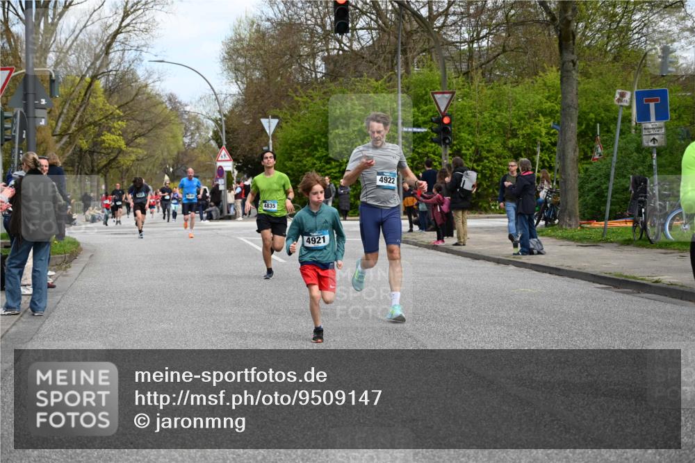12.04.2026 - 45. Internationalen Wilhelmsburger Insellauf J. Mangold http://msf.ph/oto/9509147 12.04.2026 12:56:36 Ziel 4933, 5131, 5184, 5446, 4859, 5729, 5134, 3620, 4848, 5410, 4168, 4921, 4922, 4237, 5094, 4835, 5141, 5549, 5549, 5163, 5147, 3600, 2491, 3985, 4598, 3921, 5343, 3867, 5500, 5073, 5189, 3287, 4186, 4375, 3973 meine-sportfotos.de
