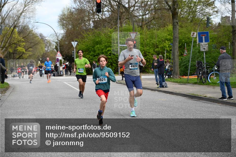 12.04.2026 - 45. Internationalen Wilhelmsburger Insellauf J. Mangold http://msf.ph/oto/9509152 12.04.2026 12:56:37 Ziel 5131, 5184, 5446, 4859, 5729, 5134, 3620, 4848, 5410, 4168, 4921, 4922, 4237, 5094, 4835, 5141, 5549, 5163, 5163, 5147, 3600, 2491, 3985, 4598, 3921, 5343, 3867, 5500, 5073, 5189, 3287, 4186, 4375, 3973, 4853 meine-sportfotos.de