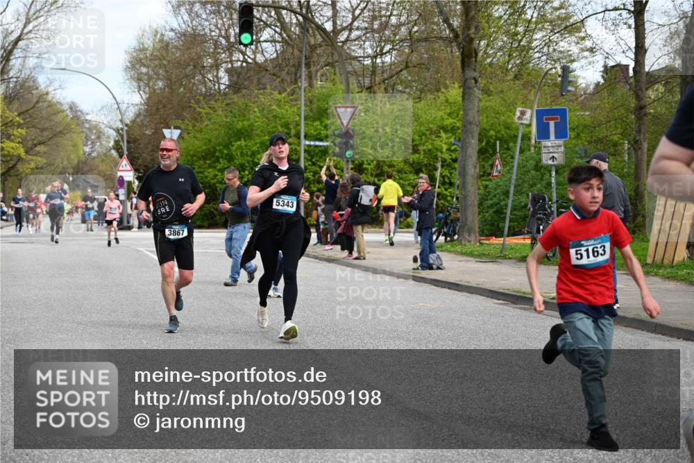 12.04.2026 - 45. Internationalen Wilhelmsburger Insellauf J. Mangold http://msf.ph/oto/9509198 12.04.2026 12:56:50 Ziel 4168, 4921, 4922, 4237, 5094, 4835, 5141, 5549, 5163, 5147, 3600, 2491, 3985, 4598, 3921, 5343, 3867, 5500, 5073, 5189, 3287, 4186, 4375, 3973, 4853, 4569, 4569, 2624, 5801, 4097, 5744, 4524, 4259, 5791, 5696, 4740 meine-sportfotos.de