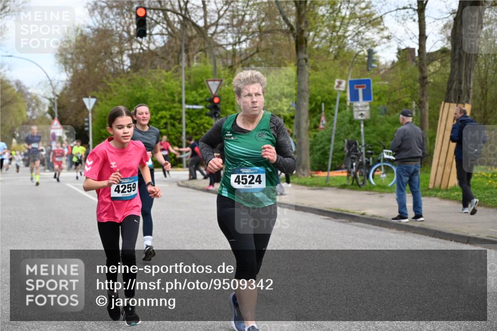 12.04.2026 - 45. Internationalen Wilhelmsburger Insellauf J. Mangold http://msf.ph/oto/9509342 12.04.2026 12:57:13 Ziel 3867, 5500, 5073, 5189, 3287, 4186, 4375, 3973, 4853, 4569, 2624, 5801, 4097, 5744, 4524, 4259, 5791, 5696, 4740, 4740, 4599, 5062, 4851, 5172, 4959, 5322, 5129, 3190, 5736, 3189, 5847, 3439, 5232, 5277, 3863, 4887, 4938, 3213, 2447 meine-sportfotos.de