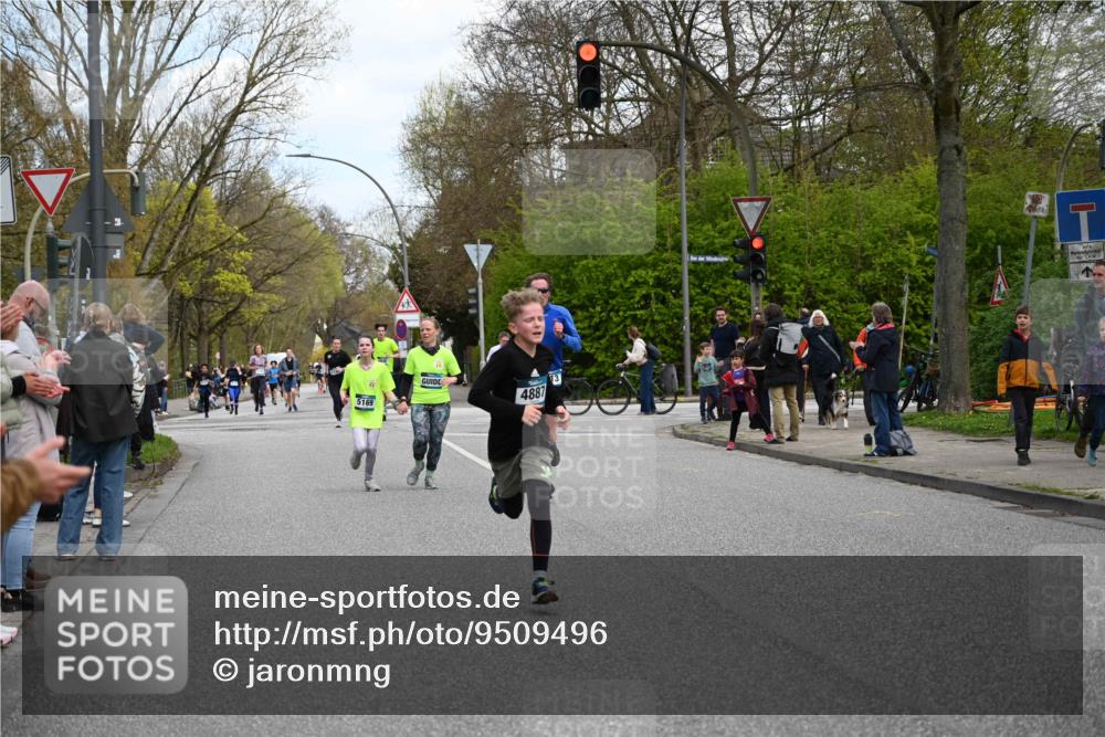 12.04.2026 - 45. Internationalen Wilhelmsburger Insellauf J. Mangold http://msf.ph/oto/9509496 12.04.2026 12:57:41 Ziel 5062, 4851, 5172, 4959, 5322, 5129, 3190, 5736, 3189, 5847, 3439, 5232, 5277, 3863, 4887, 4938, 3213, 2447, 5211, 4968, 2707, 5169, 5214, 4955, 3396, 5228, 5689, 2771, 5687, 2058, 3152, 4535, 5260, 2493, 2550, 3479 meine-sportfotos.de