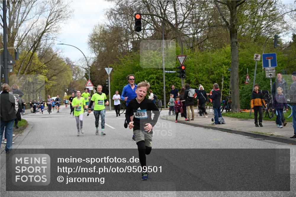 12.04.2026 - 45. Internationalen Wilhelmsburger Insellauf J. Mangold http://msf.ph/oto/9509501 12.04.2026 12:57:41 Ziel 5062, 4851, 5172, 4959, 5322, 5129, 3190, 5736, 3189, 5847, 3439, 5232, 5277, 3863, 4887, 4938, 3213, 2447, 5211, 4968, 2707, 5169, 5214, 4955, 3396, 5228, 5689, 2771, 5687, 2058, 3152, 4535, 5260, 2493, 2550, 3479 meine-sportfotos.de