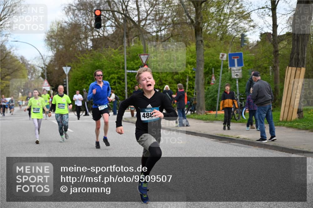 12.04.2026 - 45. Internationalen Wilhelmsburger Insellauf J. Mangold http://msf.ph/oto/9509507 12.04.2026 12:57:42 Ziel 5322, 5129, 3190, 5736, 3189, 5847, 3439, 5232, 5277, 3863, 4887, 4938, 3213, 2447, 5211, 4968, 2707, 5169, 5214, 4955, 3396, 3396, 5228, 5689, 2771, 5687, 2058, 3152, 4535, 5260, 2493, 2550, 3479 meine-sportfotos.de