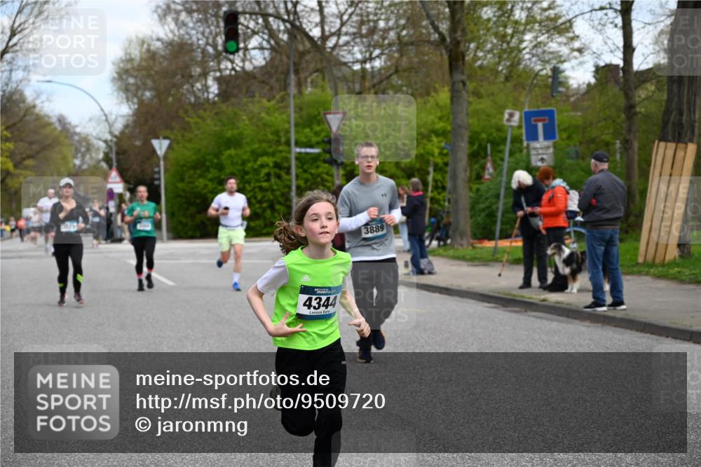 12.04.2026 - 45. Internationalen Wilhelmsburger Insellauf J. Mangold http://msf.ph/oto/9509720 12.04.2026 12:58:22 Ziel 2058, 3152, 4535, 5260, 2493, 2550, 3479, 4873, 4344, 3889, 3309, 5613, 3525, 5422, 3088, 3255, 5174, 5846, 5846, 3286, 3623, 4822, 2015, 3926 meine-sportfotos.de