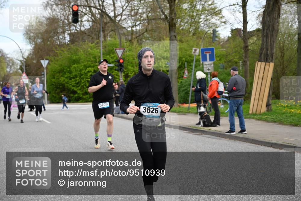 12.04.2026 - 45. Internationalen Wilhelmsburger Insellauf J. Mangold http://msf.ph/oto/9510939 12.04.2026 13:01:42 Ziel 5679, 5472, 5807, 5782, 4666, 5781, 5796, 2675, 2736, 3995, 5188, 5852, 3626, 5409, 5059, 2083, 2083, 5176, 4423, 2185, 5100, 4422, 2733, 4433, 2738, 3129, 3616, 5181, 5117, 3663, 5540, 5137, 4527, 4606, 5455, 4817, 4818 meine-sportfotos.de