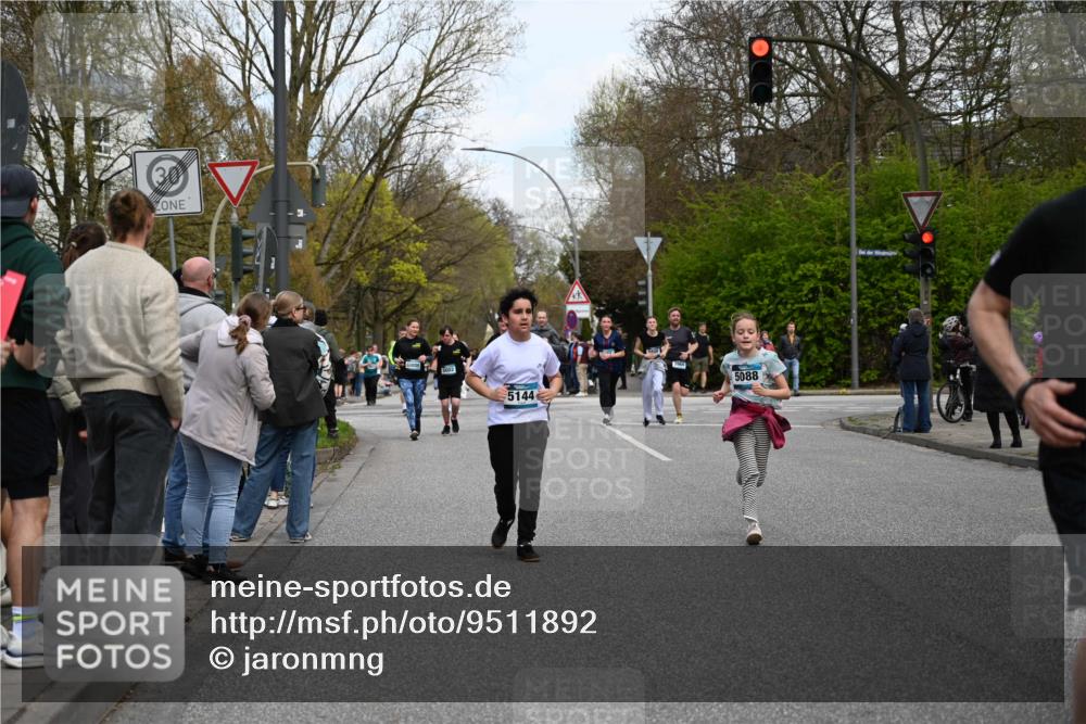 12.04.2026 - 45. Internationalen Wilhelmsburger Insellauf J. Mangold http://msf.ph/oto/9511892 12.04.2026 13:04:31 Ziel 4351, 4125, 5248, 5064, 4048, 5423, 5066, 5458, 5728, 5724, 2798, 5088, 5864, 3964, 2891, 4314, 5096, 5808, 5477, 3068, 5144, 5002, 5427, 5427, 4610, 5128, 5098, 5235, 5234, 5504, 2139, 3001, 2443, 5862, 5110, 4892 meine-sportfotos.de