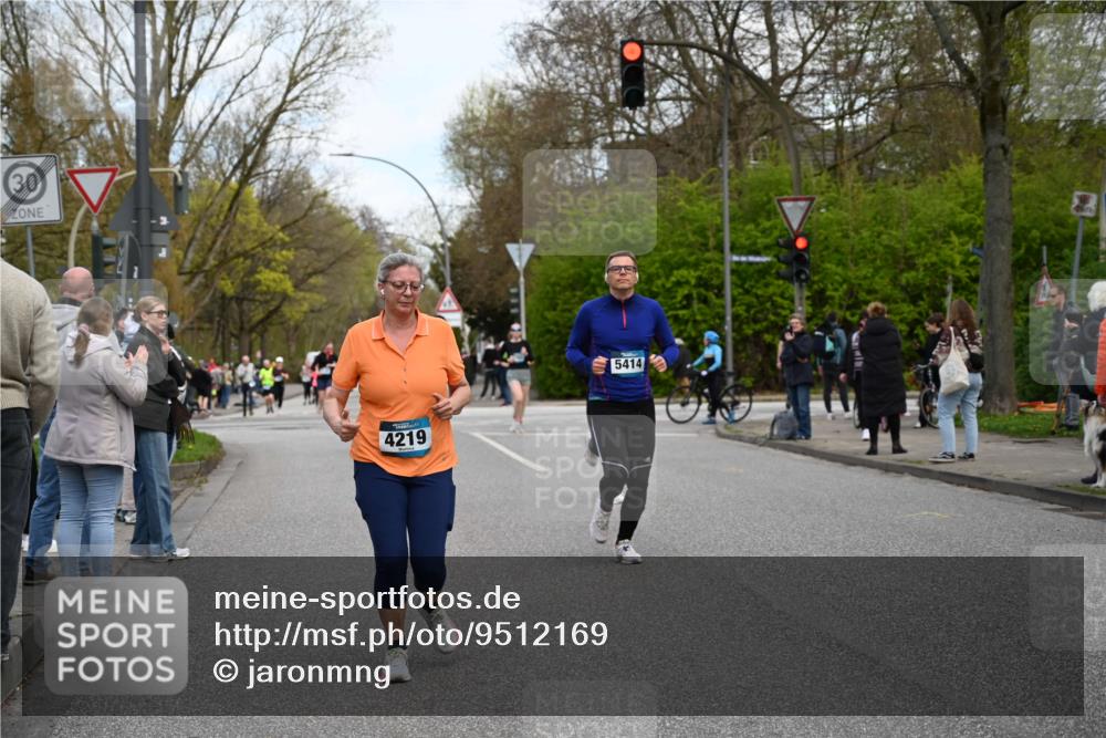 12.04.2026 - 45. Internationalen Wilhelmsburger Insellauf J. Mangold http://msf.ph/oto/9512169 12.04.2026 13:05:16 Ziel 3001, 2443, 5862, 5110, 4892, 5752, 3817, 5580, 2433, 5102, 5295, 3025, 3030, 5476, 4105, 3934, 5597, 5249, 5263, 5263, 5414, 4126, 3782, 3164, 4452, 4775, 5486, 4619, 3316, 3316, 4219, 5848 meine-sportfotos.de