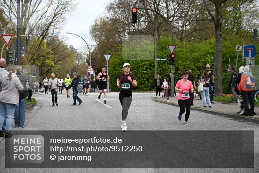 12.04.2026 - 45. Internationalen Wilhelmsburger Insellauf J. Mangold http://msf.ph/oto/9512250 12.04.2026 13:05:30 Ziel 5102, 5295, 3025, 3030, 5476, 4105, 3934, 5597, 5249, 5263, 5414, 4126, 3782, 3164, 4452, 4775, 5486, 4619, 3316, 4219, 4219, 5848, 2922, 3032, 4391, 5323, 4432, 4236, 5677, 4507, 4638 meine-sportfotos.de