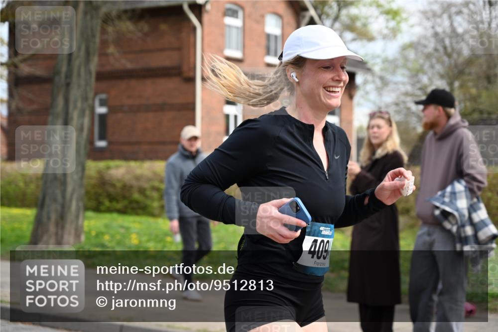 12.04.2026 - 45. Internationalen Wilhelmsburger Insellauf J. Mangold http://msf.ph/oto/9512813 12.04.2026 13:07:05 Ziel 3292, 5510, 4885, 4514, 4138, 4764, 4665, 5713, 5194, 5069, 5076, 4723, 4724, 2943, 4722, 5202, 4094, 3672, 5497, 5499, 5461, 3242, 5078, 2925, 5226, 2745, 5028, 5148, 3641, 3641, 5426, 5216, 5431, 5425, 5735, 5401, 2728, 2478, 2477 meine-sportfotos.de