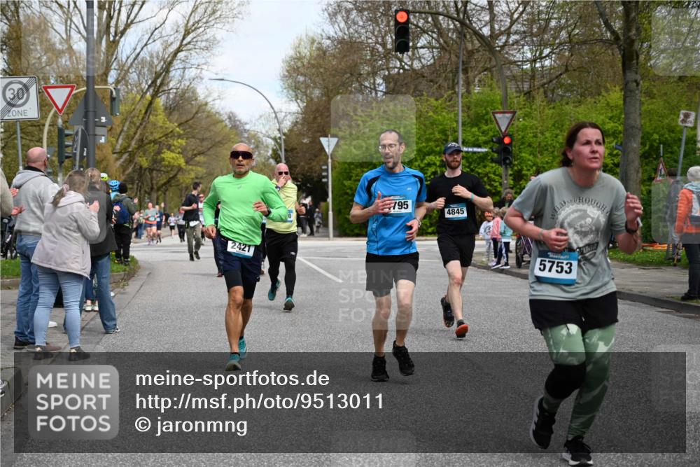 12.04.2026 - 45. Internationalen Wilhelmsburger Insellauf J. Mangold http://msf.ph/oto/9513011 12.04.2026 13:07:38 Ziel 5148, 3641, 5426, 5216, 5431, 5425, 5735, 5401, 2728, 2478, 2477, 5564, 4437, 4436, 2421, 4676, 3868, 4405, 4725, 4416, 3970, 4795, 3120, 5103, 4845, 5320, 5568, 4161, 5753, 4218, 4199, 5220, 3070, 4736, 4149, 4912, 4300, 3135, 3795, 5215, 4940 meine-sportfotos.de