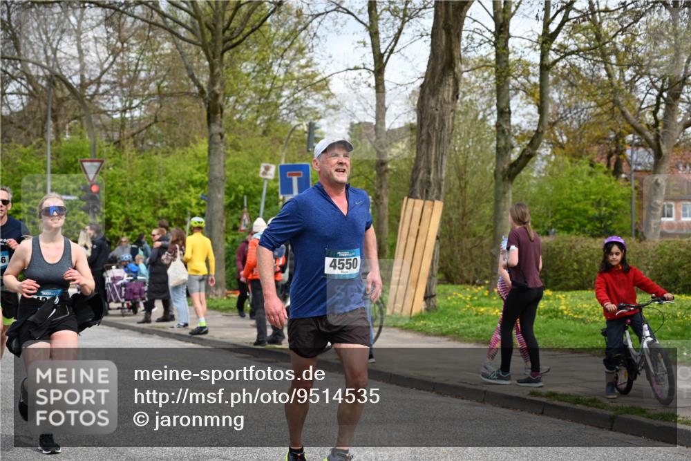12.04.2026 - 45. Internationalen Wilhelmsburger Insellauf J. Mangold http://msf.ph/oto/9514535 12.04.2026 13:12:06 Ziel 5640, 4480, 4987, 2445, 4930, 2024, 4328, 4276, 5031, 4532, 2742, 5437, 4847, 4846, 4850, 4550, 3914, 2545, 3352, 3348, 5750, 5855, 2280, 3441, 5674, 4841, 2275, 4671 meine-sportfotos.de