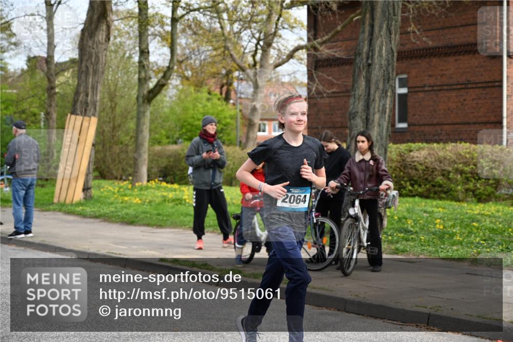 12.04.2026 - 45. Internationalen Wilhelmsburger Insellauf J. Mangold http://msf.ph/oto/9515061 12.04.2026 13:13:25 Ziel 3935, 3805, 5158, 5157, 2462, 4533, 5693, 5637, 2080, 5819, 2064, 4923, 4281, 3984, 3810, 3268, 2062, 4783, 4783, 4178, 5340, 2999, 5498, 4465, 5350, 5790 meine-sportfotos.de