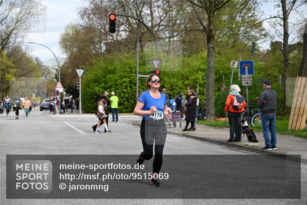 12.04.2026 - 45. Internationalen Wilhelmsburger Insellauf J. Mangold http://msf.ph/oto/9515069 12.04.2026 13:13:27 Ziel 5158, 5157, 2462, 4533, 5693, 5637, 2080, 5819, 2064, 4923, 4281, 3984, 3810, 3268, 2062, 4783, 4178, 5340, 2999, 5498, 4465, 5350, 5790 meine-sportfotos.de