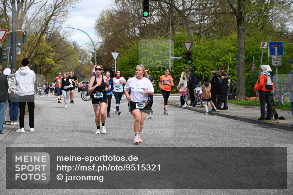 12.04.2026 - 45. Internationalen Wilhelmsburger Insellauf J. Mangold http://msf.ph/oto/9515321 12.04.2026 13:14:49 Ziel 2430, 5813, 4747, 3773, 5602, 4960, 4418, 5156, 4111, 3306, 3328, 2772, 5348, 4837, 4838, 4669, 2110, 4695, 2815, 2785, 2043, 2118, 5755, 5029, 4662, 4663, 4559, 3308, 3881, 3882, 3767, 3765, 4366, 4227 meine-sportfotos.de