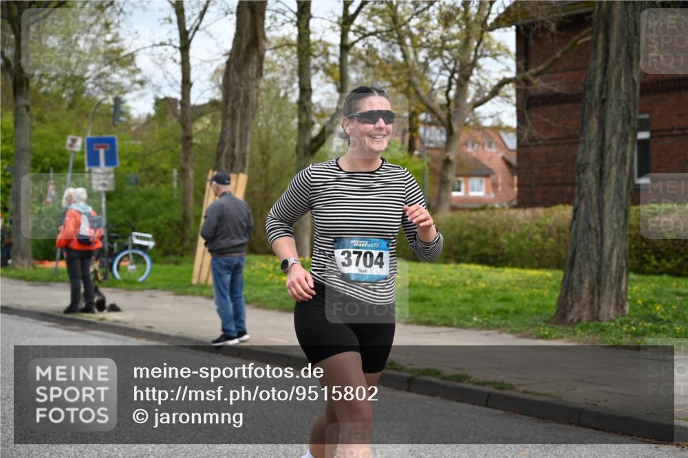 12.04.2026 - 45. Internationalen Wilhelmsburger Insellauf J. Mangold http://msf.ph/oto/9515802 12.04.2026 13:16:31 Ziel 3897, 3245, 4849, 3195, 5275, 5269, 4820, 4926, 3656, 4312, 5404, 3704, 3846, 3846, 2316, 5487, 3040, 3040, 4752, 3886, 3097, 2942, 3575 meine-sportfotos.de