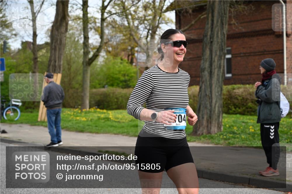12.04.2026 - 45. Internationalen Wilhelmsburger Insellauf J. Mangold http://msf.ph/oto/9515805 12.04.2026 13:16:32 Ziel 3897, 3245, 4849, 3195, 5275, 5269, 4820, 4926, 3656, 4312, 5404, 3704, 3846, 2316, 5487, 3040, 4752, 3886, 3097, 2942, 3575 meine-sportfotos.de