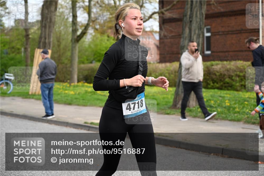 12.04.2026 - 45. Internationalen Wilhelmsburger Insellauf J. Mangold http://msf.ph/oto/9516887 12.04.2026 13:20:08 Ziel 2261, 2264, 3448, 3449, 2894, 2888, 3898, 2431, 4121, 5308, 3236, 4718, 2247, 3203, 5342, 3822, 3821, 4999, 4803, 2224, 4223, 4224, 4224, 4954, 5258, 3284, 2469, 4305, 2013, 3233 meine-sportfotos.de