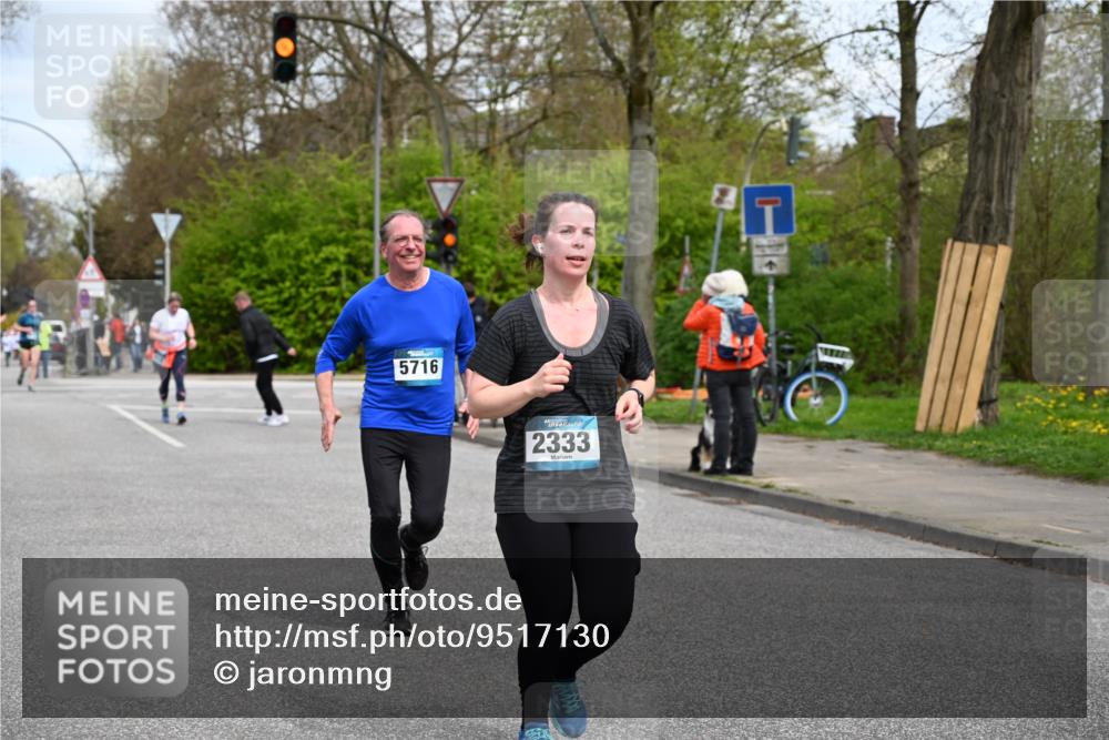 12.04.2026 - 45. Internationalen Wilhelmsburger Insellauf J. Mangold http://msf.ph/oto/9517130 12.04.2026 13:20:55 Ziel 4305, 2013, 3233, 5230, 3766, 4103, 4341, 5633, 4284, 4293, 5543, 2363, 2101, 4417, 3552, 3551, 2333, 4018, 5716, 4319, 5297, 4878, 5484, 2692, 4444, 4800 meine-sportfotos.de