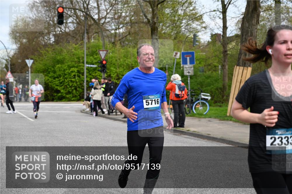 12.04.2026 - 45. Internationalen Wilhelmsburger Insellauf J. Mangold http://msf.ph/oto/9517139 12.04.2026 13:20:56 Ziel 2013, 3233, 5230, 3766, 4103, 4341, 5633, 4284, 4293, 5543, 2363, 2101, 4417, 4417, 3552, 3551, 2333, 4018, 5716, 4319, 5297, 5297, 4878, 5484, 2692, 4444, 4800, 4047, 2175 meine-sportfotos.de