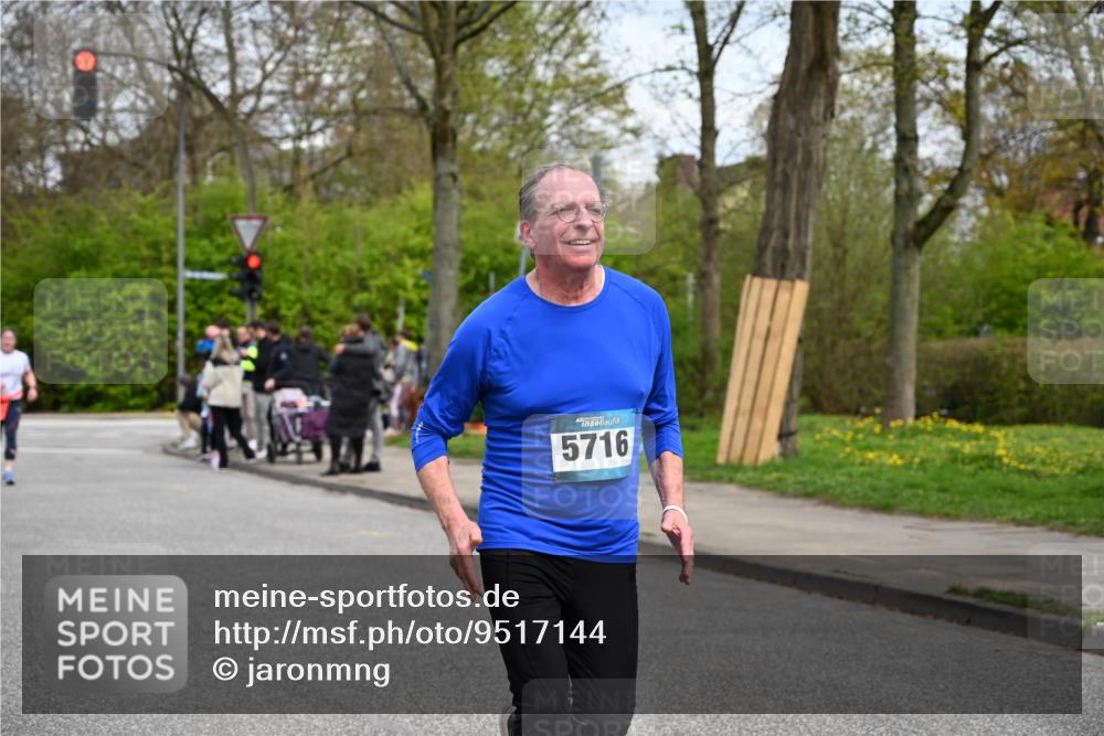 12.04.2026 - 45. Internationalen Wilhelmsburger Insellauf J. Mangold http://msf.ph/oto/9517144 12.04.2026 13:20:56 Ziel 2013, 3233, 5230, 3766, 4103, 4341, 5633, 4284, 4293, 5543, 2363, 2101, 4417, 4417, 3552, 3551, 2333, 4018, 5716, 4319, 5297, 5297, 4878, 5484, 2692, 4444, 4800, 4047, 2175 meine-sportfotos.de