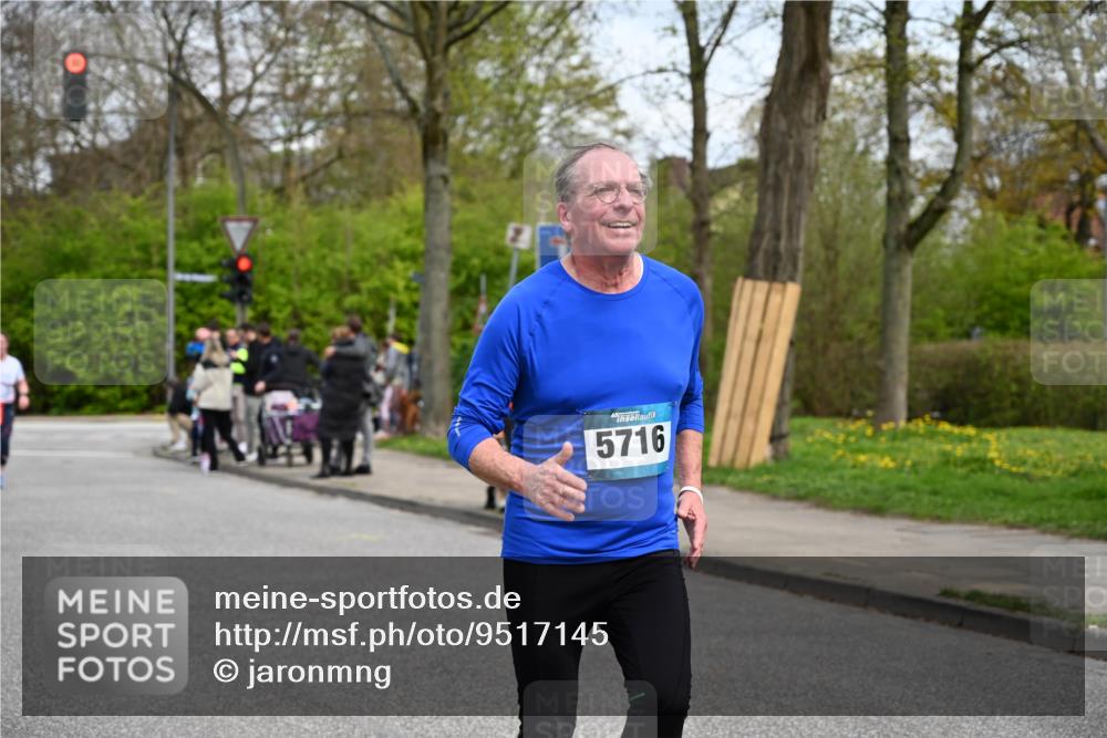 12.04.2026 - 45. Internationalen Wilhelmsburger Insellauf J. Mangold http://msf.ph/oto/9517145 12.04.2026 13:20:56 Ziel 2013, 3233, 5230, 3766, 4103, 4341, 5633, 4284, 4293, 5543, 2363, 2101, 4417, 4417, 3552, 3551, 2333, 4018, 5716, 4319, 5297, 5297, 4878, 5484, 2692, 4444, 4800, 4047, 2175 meine-sportfotos.de