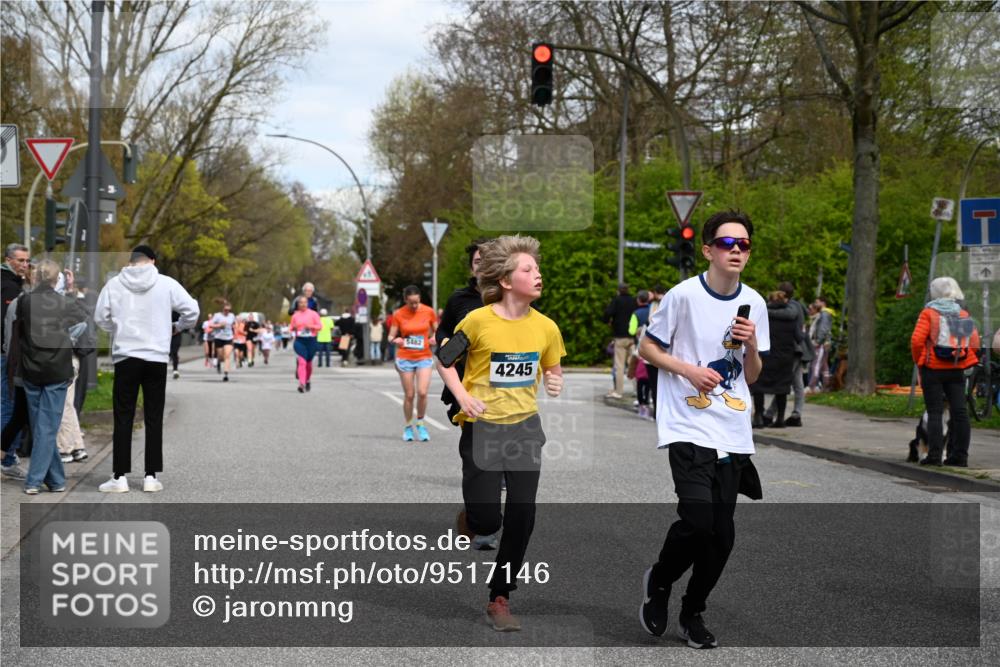 12.04.2026 - 45. Internationalen Wilhelmsburger Insellauf J. Mangold http://msf.ph/oto/9517146 12.04.2026 13:21:08 Ziel 4341, 5633, 4284, 4293, 5543, 2363, 2101, 4417, 3552, 3551, 2333, 4018, 5716, 4319, 5297, 5297, 4878, 5484, 2692, 4444, 4800, 4047, 2175, 4047, 2175, 3402, 5482, 4017 meine-sportfotos.de