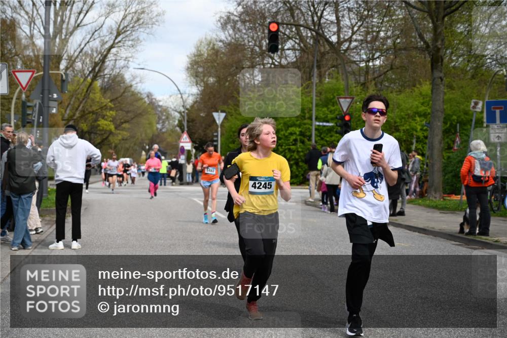 12.04.2026 - 45. Internationalen Wilhelmsburger Insellauf J. Mangold http://msf.ph/oto/9517147 12.04.2026 13:21:09 Ziel 4341, 5633, 4284, 4293, 5543, 2363, 2101, 4417, 3552, 3551, 2333, 4018, 5716, 4319, 5297, 4878, 5484, 2692, 4444, 4800, 4047, 2175, 3402, 3402, 5482, 4017 meine-sportfotos.de