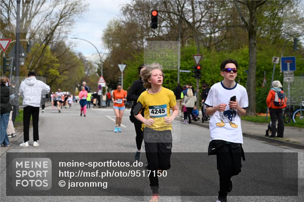 12.04.2026 - 45. Internationalen Wilhelmsburger Insellauf J. Mangold http://msf.ph/oto/9517150 12.04.2026 13:21:09 Ziel 4341, 5633, 4284, 4293, 5543, 2363, 2101, 4417, 3552, 3551, 2333, 4018, 5716, 4319, 5297, 4878, 5484, 2692, 4444, 4800, 4047, 2175, 3402, 3402, 5482, 4017 meine-sportfotos.de