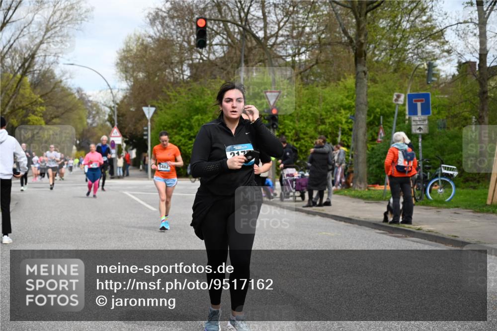 12.04.2026 - 45. Internationalen Wilhelmsburger Insellauf J. Mangold http://msf.ph/oto/9517162 12.04.2026 13:21:10 Ziel 5633, 4284, 4293, 5543, 2363, 2101, 4417, 3552, 3551, 2333, 4018, 5716, 4319, 5297, 4878, 5484, 4878, 5484, 2692, 4444, 4800, 4047, 2175, 3402, 5482, 4017, 3676 meine-sportfotos.de