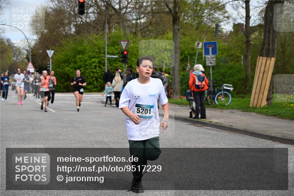 12.04.2026 - 45. Internationalen Wilhelmsburger Insellauf J. Mangold http://msf.ph/oto/9517229 12.04.2026 13:21:23 Ziel 2333, 4018, 5716, 4319, 5297, 4878, 5484, 2692, 4444, 4800, 4047, 2175, 3402, 5482, 4017, 3676, 2628, 2628, 3251, 5201, 3109, 4404, 4362, 2473, 2552, 2130, 2840, 3998 meine-sportfotos.de